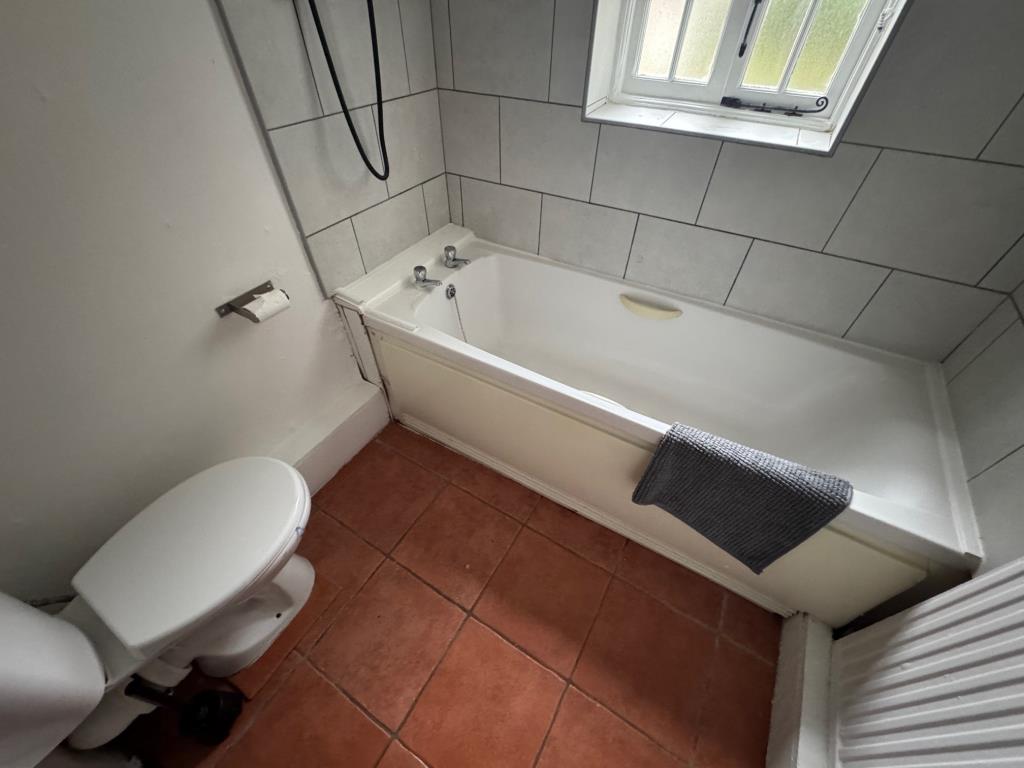 Lot: 161 - CITY CENTRE TERRACE HOUSE - Bathroom